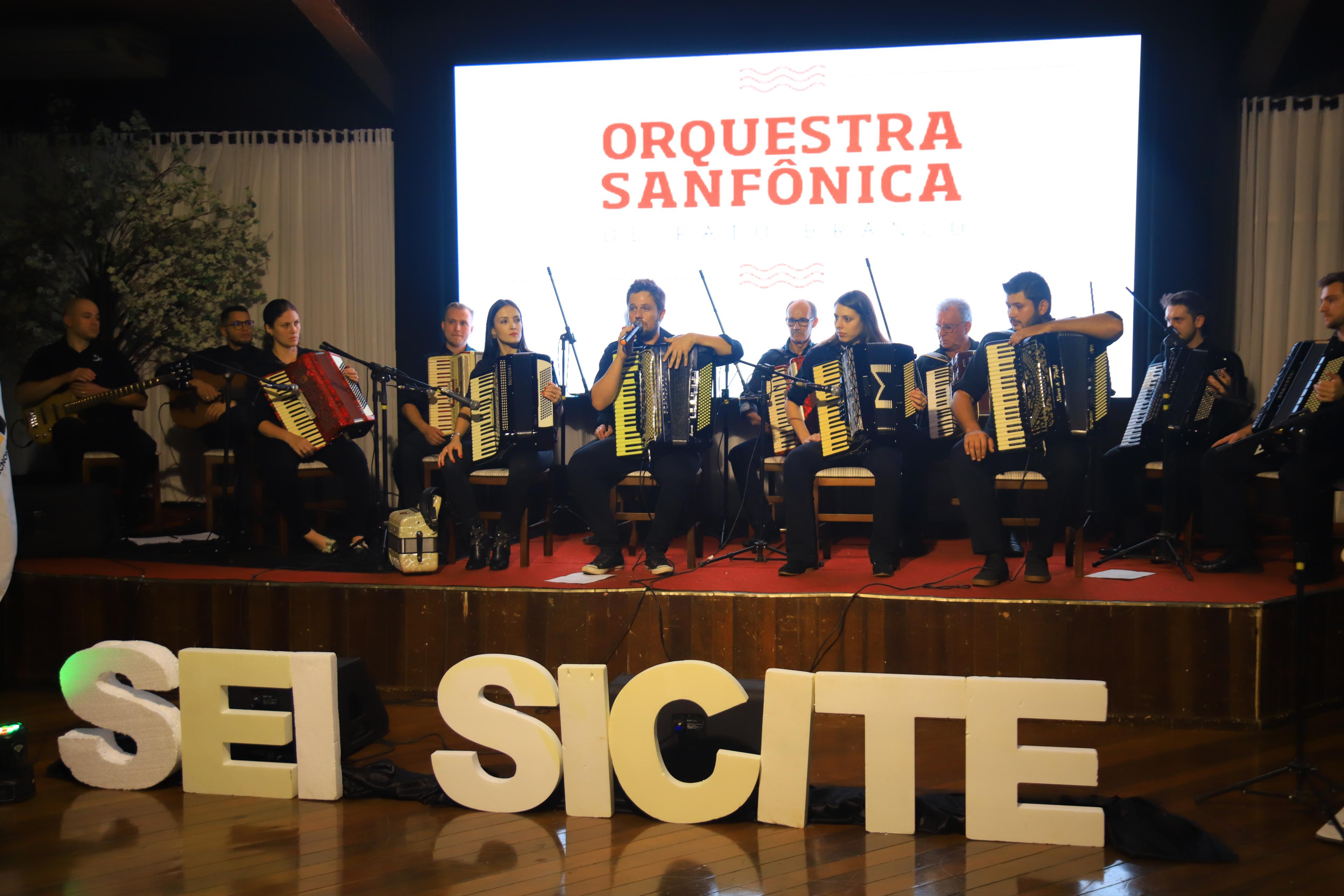 Orquestra safônica se apresentando no SEI e SICITE