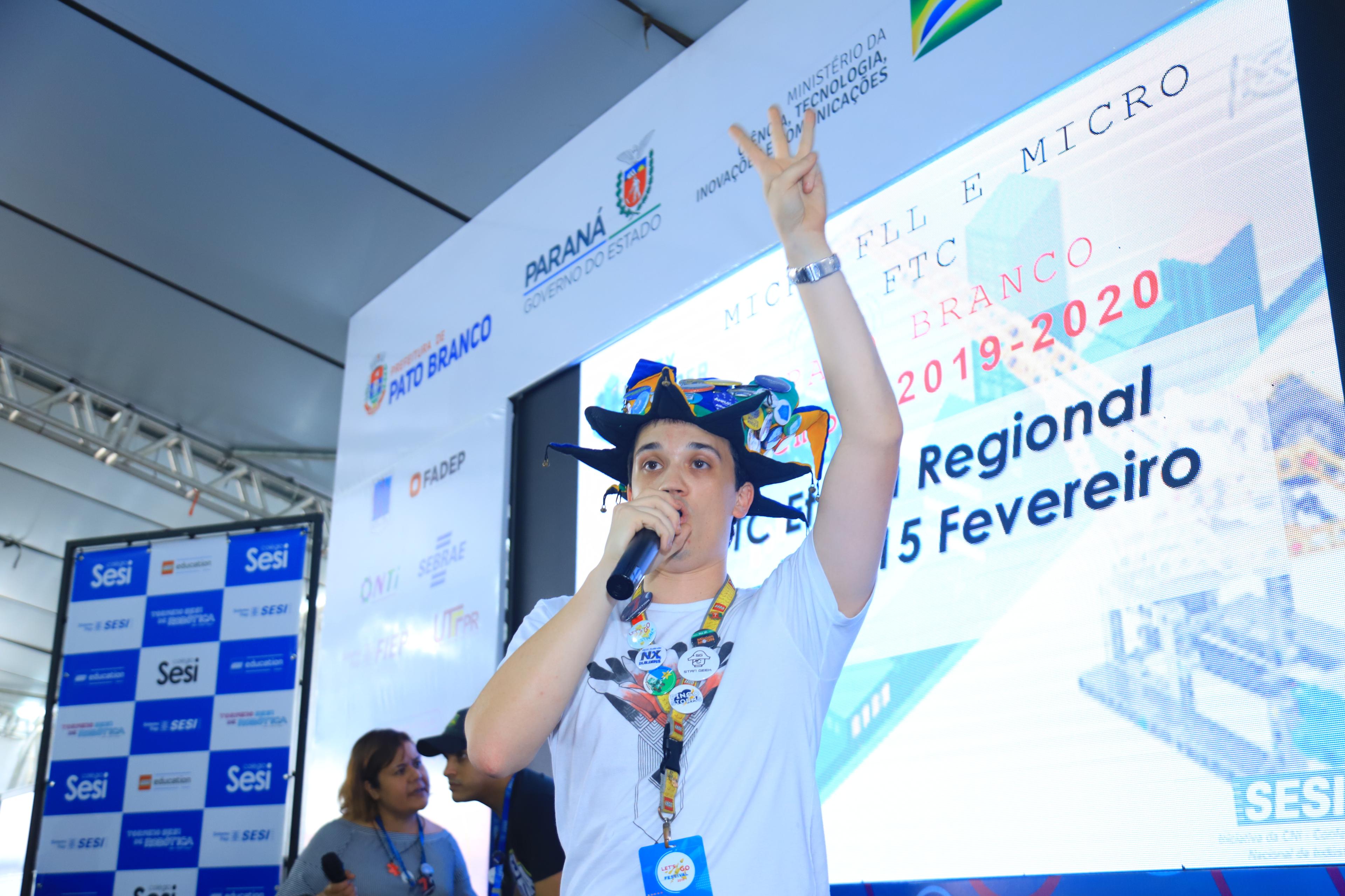 Um dos organizadores da FTC falando em cima do palco