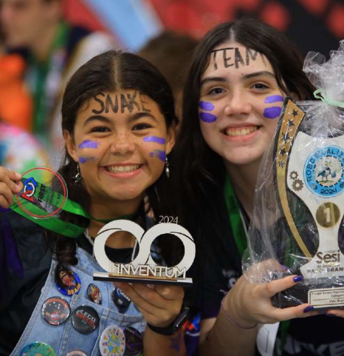 Jovens participantes celebram durante atividade da INVENTUM
